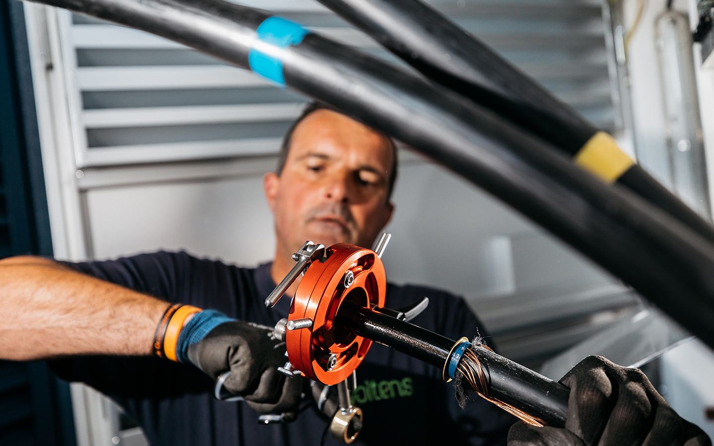 monteur installeert inpandig station voltens